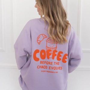 Coffee before Chaos Sweatshirt Lila – oversized collegepaita